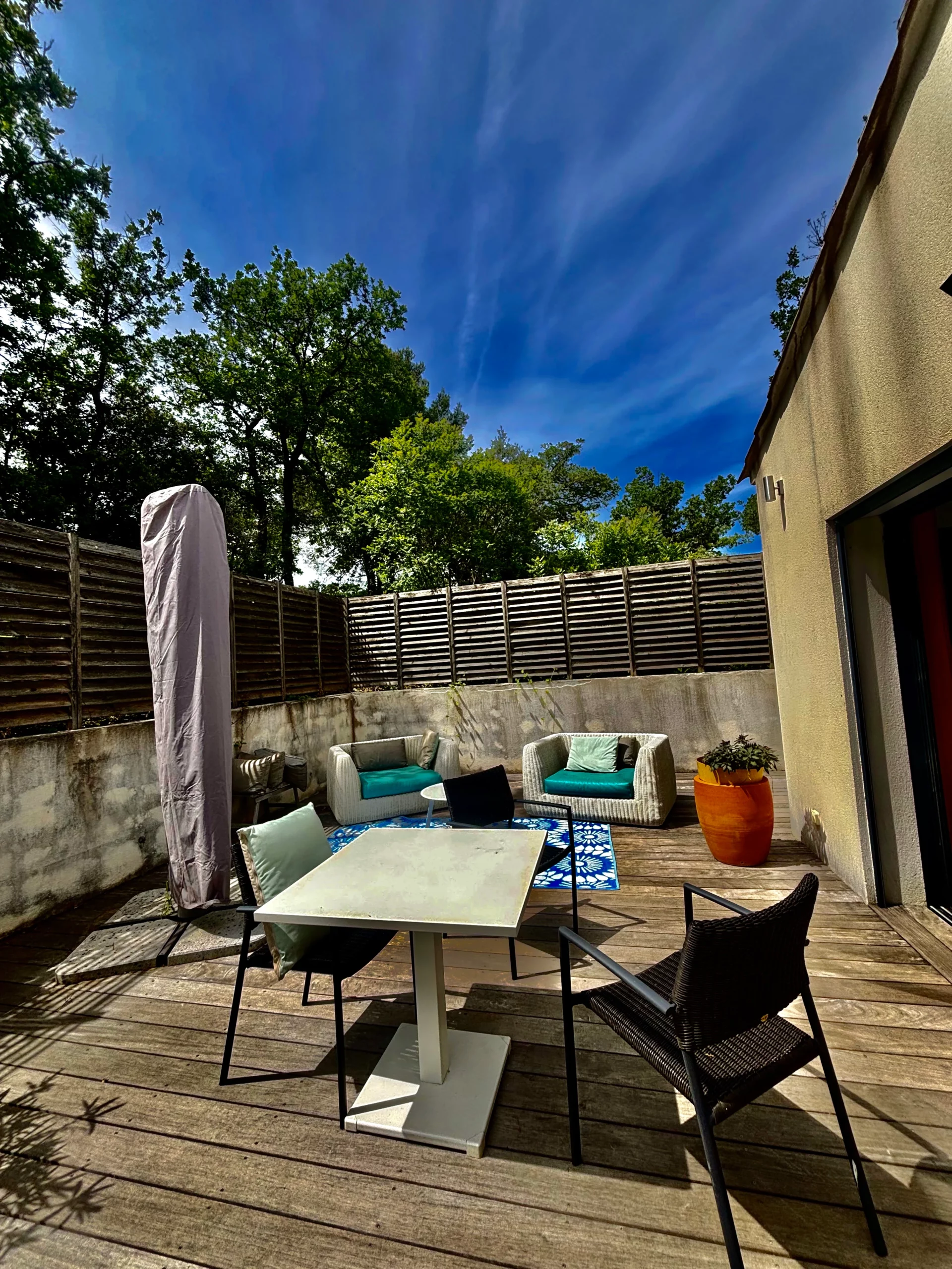 Terrasse studio bleu des chambres d'hôtes à Saint-Maximin la Sainte Baume dans la Provence Verte