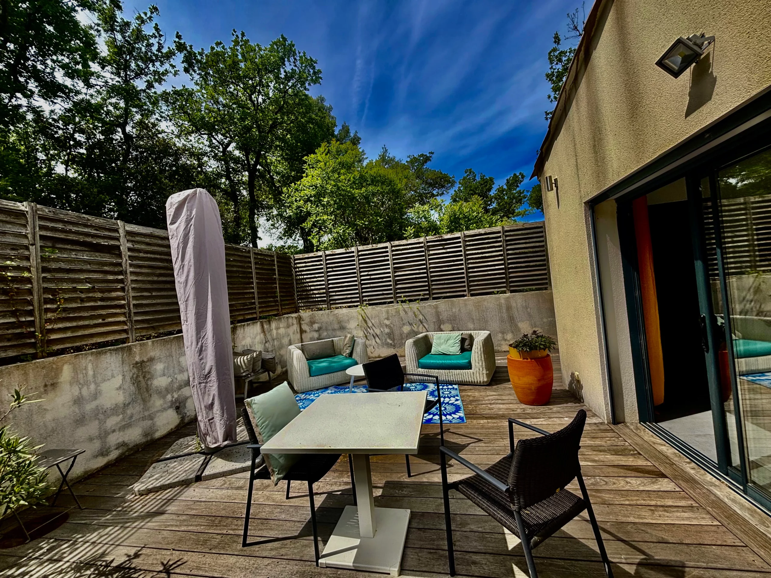Terrasse studio bleu des chambres d'hôtes à Saint-Maximin la Sainte Baume dans la Provence Verte