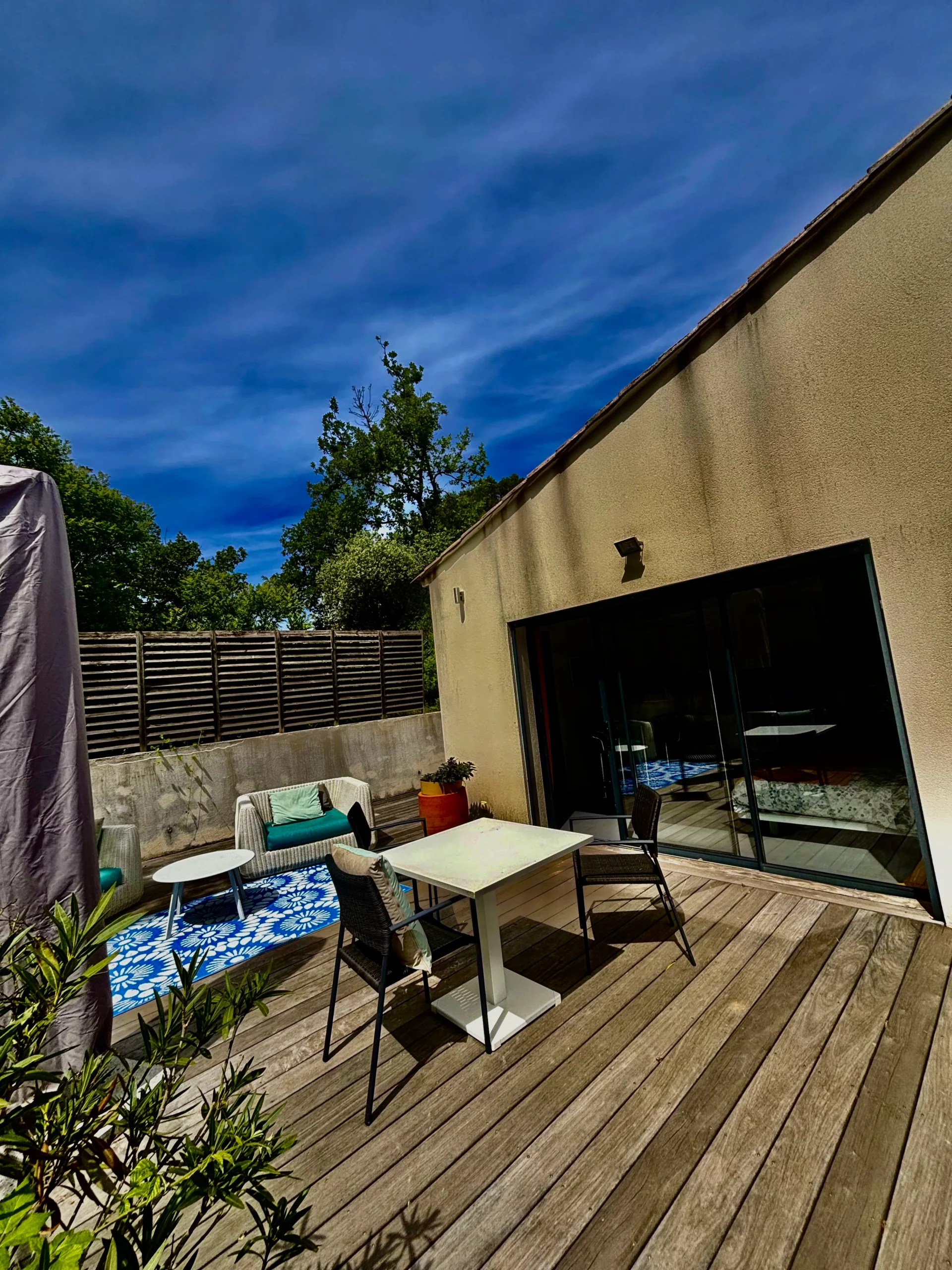 Terrasse studio bleu des chambres d'hôtes à Saint-Maximin la Sainte Baume dans la Provence Verte