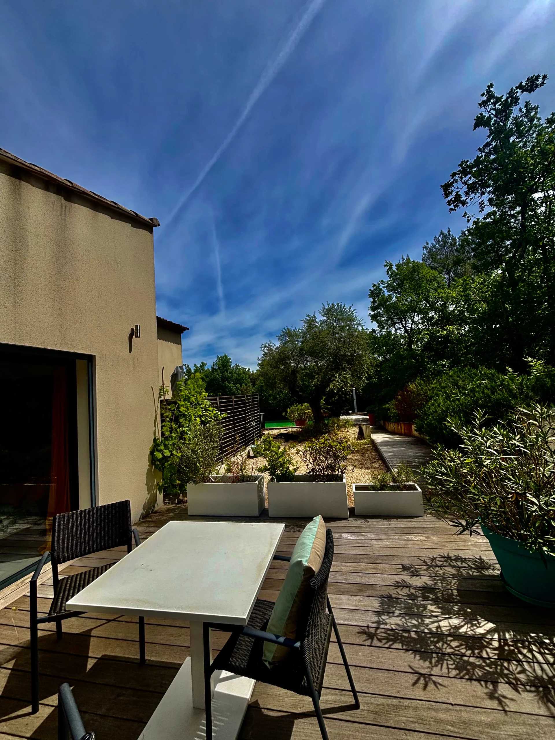 Terrasse studio bleu des chambres d'hôtes à Saint-Maximin la Sainte Baume dans la Provence Verte