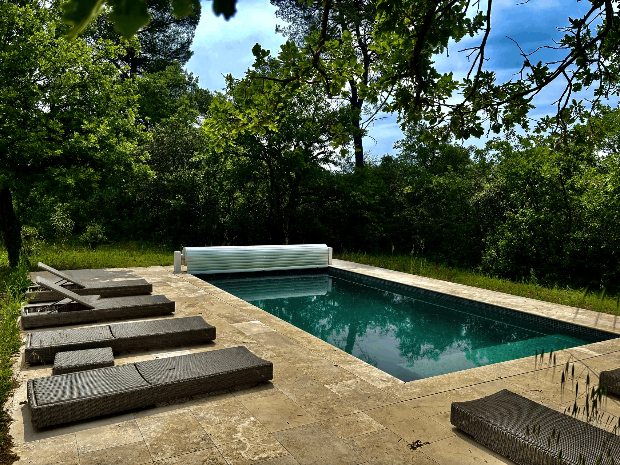Transats piscine et oliviers de la villa à Saint-Maximin la Sainte Baume dans la Provence Verte
