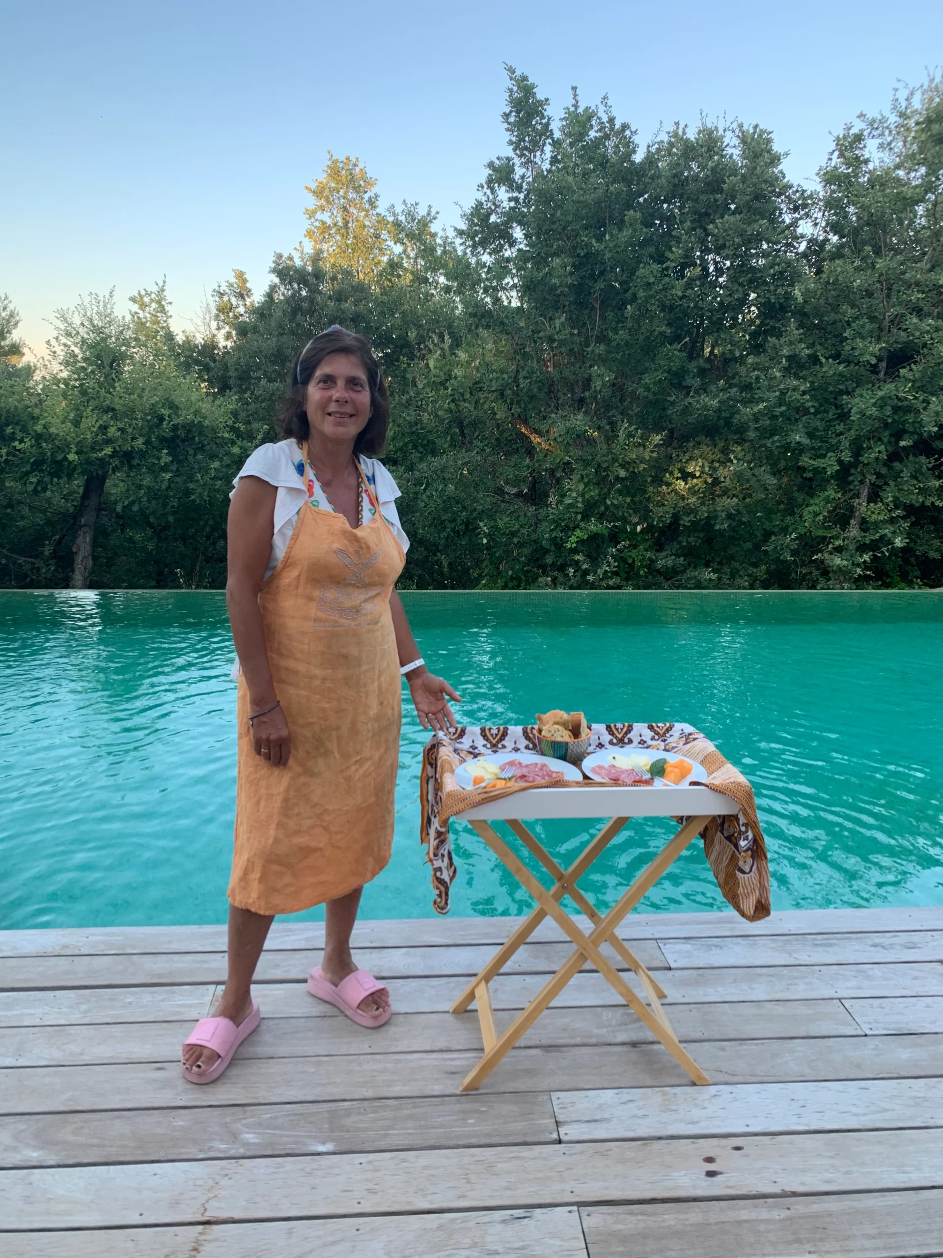 Lidia repas devant piscine