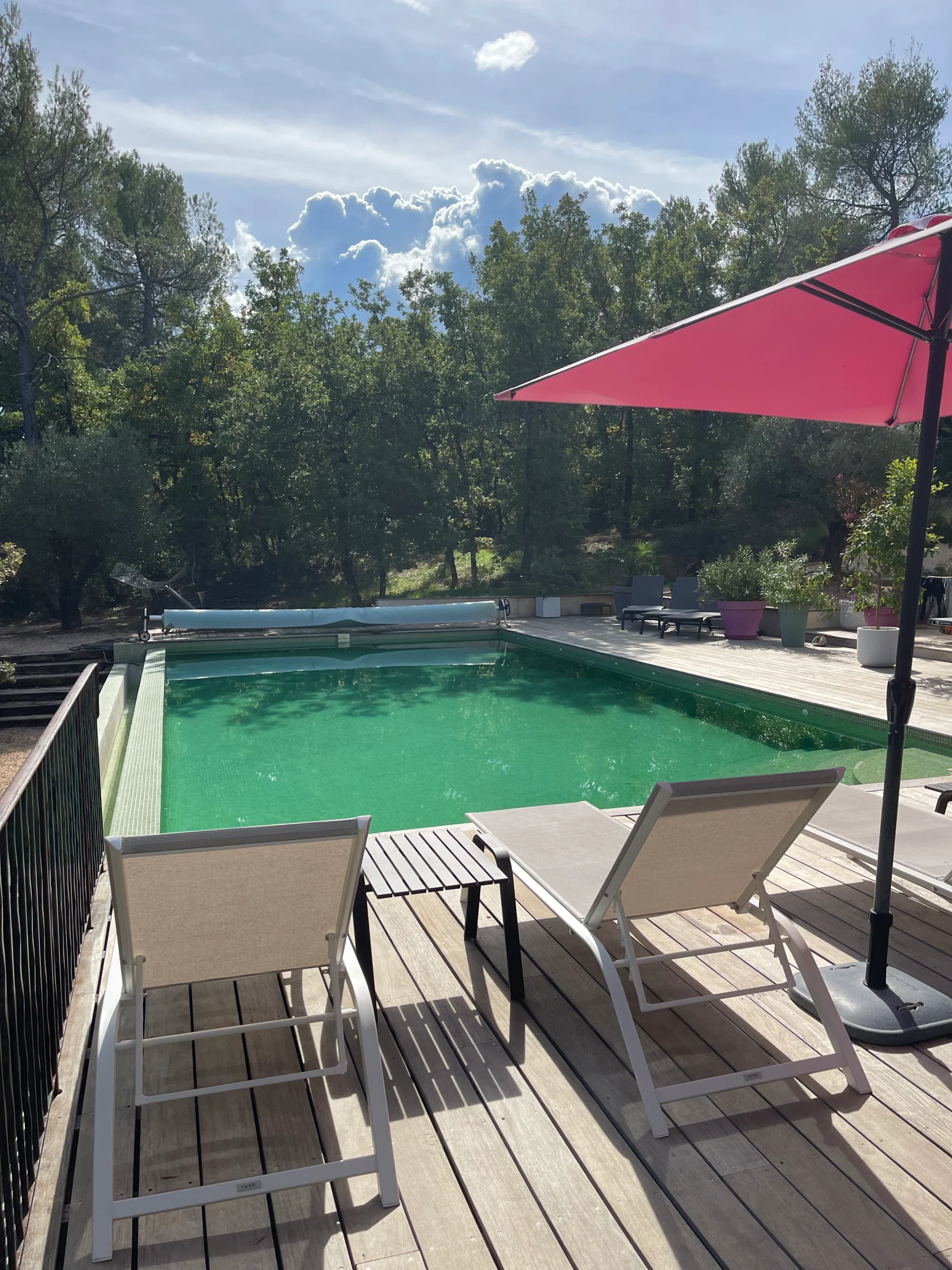 Piscine et transats à Saint-Maximin la Sainte Baume dans la Provence Verte